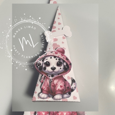 Caixa triangular branca com padrão de corações rosa e figura de cachorro Dalmatian vestido cor-de-rosa