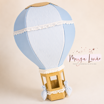 Balão de ar quente decorativo azul e branco com base de cartão castanho