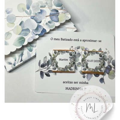 Convite de batizado com tema botânico e texto em português para convite de madrinha.