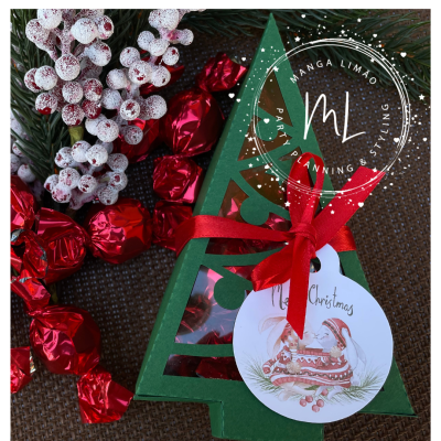 Caixa de presente verde em forma de árvore decorada para Natal com doces e ramos natalícios