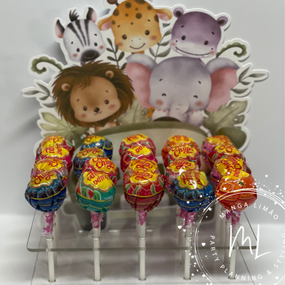 Expositor com pirulitos Chupa Chups e ilustração de animais fofos