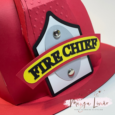 Capacete de bombeiro vermelho com distintivo Fire Chief e logo Manga Limão