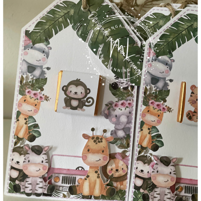 Etiquetas decoradas com desenhos de animais da savana e chocolate quadrado preso