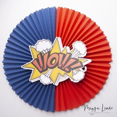 Decoração de papel circular azul e vermelha com texto WOW!! ao centro