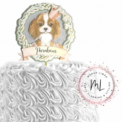 bolo branco com decoração floral de chantilly e topo de bolo com cão e a palavra Parabéns