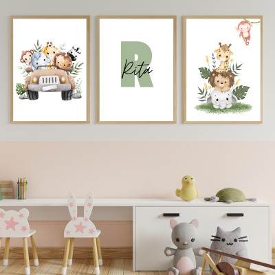 Três quadros decorativos na parede de uma sala infantil com mobília branca e cadeiras cor-de-rosa com padrões de coelhos e estrelas.