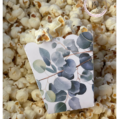 Caixa decorada com folhas sobre pipocas