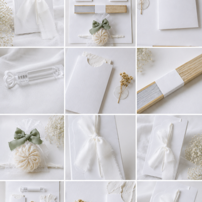 Conjunto de convites e envelopes brancos com laços e flores secas em fundo branco.