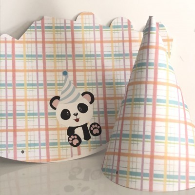 Chapéus de festa em papel com padrão de riscas e desenho de panda