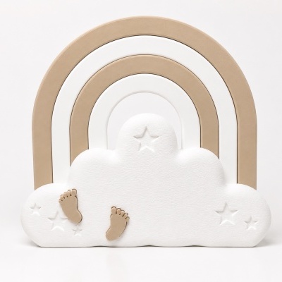 Brinquedo decorativo arco-íris e nuvem branco e bege com estrelas e pés em relevo