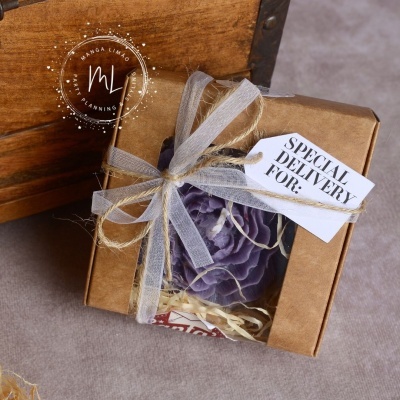 Caixa de presente com fita e etiqueta Special Delivery For