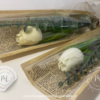 Flores brancas e folhagem embaladas em papel reciclado com texto