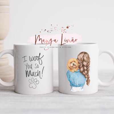 Duas canecas brancas com imagens e texto, em fundo de madeira clara e superfície cinza.