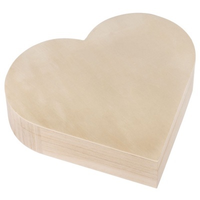 Caixa de madeira clara em forma de coração