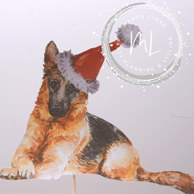 Cão pastor alemão com chapéu de Natal e selo de festa no fundo branco