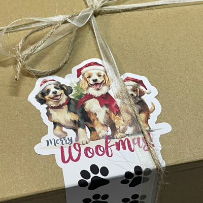 Caixa de cartão com lata decorativa natalícia com cães e texto