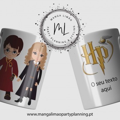 Duas canecas brancas com personagens cartoon e logotipo HP