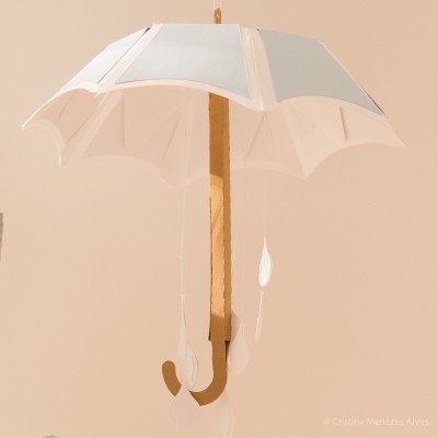 Guarda-chuva transparente com estrutura branca e pega de madeira