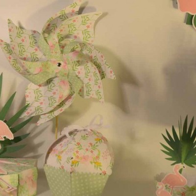 Moinho de vento de papel com estampas florais, recortes de flamingos e folhas de papel