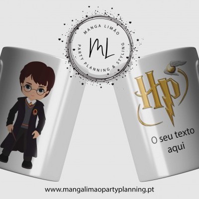 Duas canecas brancas com temas de fantasia e Harry Potter