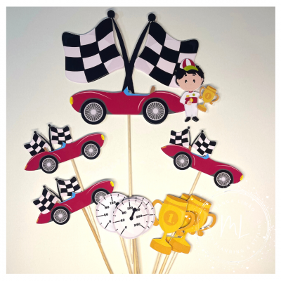 Topos de bolo de carros de corrida vermelhos, bandeiras de xadrez, troféus dourados e piloto em palitos de madeira