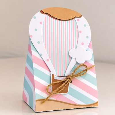 Saco de papel para presente com padrão de listras coloridas e aplique de balão de ar quente