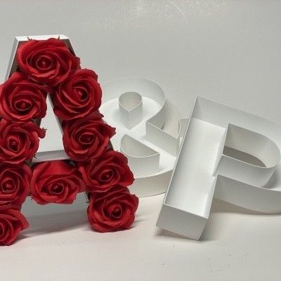 Letras decorativas em metal branco com rosas vermelhas artificiais