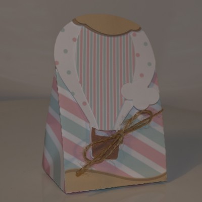 Embalagem de papel com padrão colorido de riscas e balão de ar quente decorativo