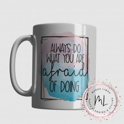Caneca branca com texto motivacional em fundo rosa e azul