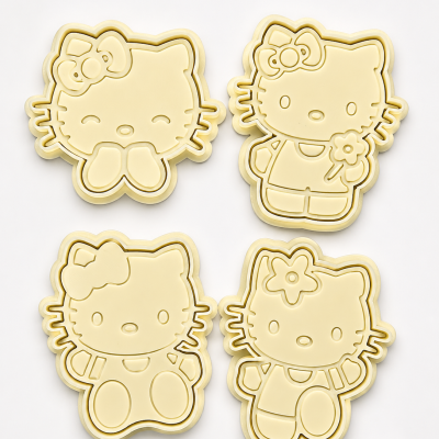 Quatro cortadores de biscoitos Hello Kitty de plástico bege