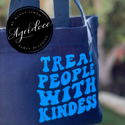 Mala azul escura em tecido com frase impressa em letras azuis claras