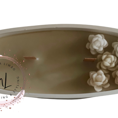 Vela decorativa em suporte oval branco com flores brancas em relevo