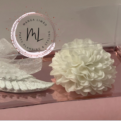 Flor artificial branca com folhas brancas e selo MANGA LIMÃO em fundo rosa
