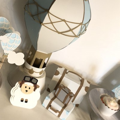 Objetos decorativos de madeira com tema de balão e ovelha em tons pastel