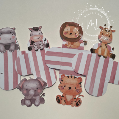 Caixas para montar com desenhos de animais bebés em estilo cartoon sobre fundo branco, com padrões às riscas cor-de-rosa e branco.