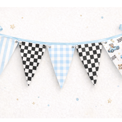 Guirlanda de tecido com bandeirolas azuis, xadrez preto e padrão de carros e ursos