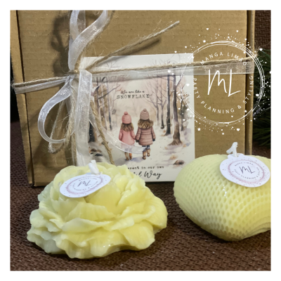 Velas decorativas amarelas e cartão ilustrado numa embalagem com fita branca e corda