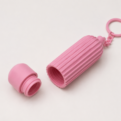 Estojo portátil rosa de plástico aberto com tampa rosqueável e argola