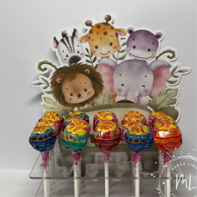 Pirulitos Chupa Chups com ilustração de animais da selva em cartaz atrás