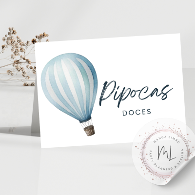 Cartão com balão de ar quente azul e texto 'Pipocas DOCES'