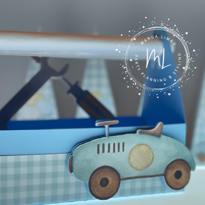 Carrinho de brinquedo de madeira azul claro com detalhes em bege e marrom em superfície xadrez verde e branco