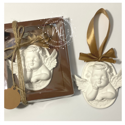 Ornamento anjo bebé branco com fita dourada para pendurar em embalagem com fita de corda