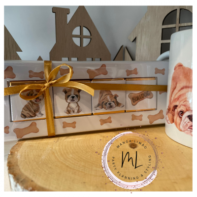 Blocos de notas com bulldogs e caneca com imagem de bulldog num cenário com decoração de madeira