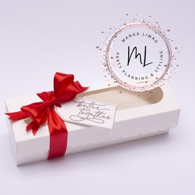 Caixa de cartão branca com janela e fita vermelha, etiqueta 'Better Together'