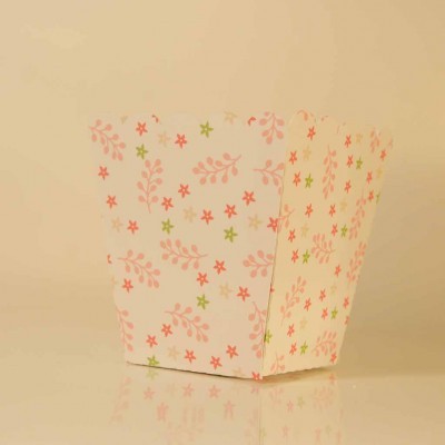 Caixa de papel branca com padrão de pequenas flores coloridas