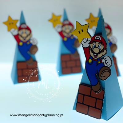 Cones de papel com ilustração do Mario segurando estrela amarela, fundo azul claro.