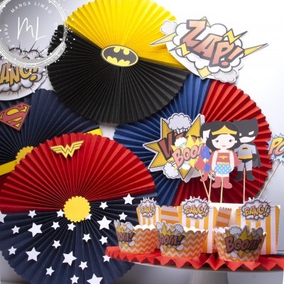 Decorações de papel colorido com temas de super-heróis e palavras onomatopeicas.