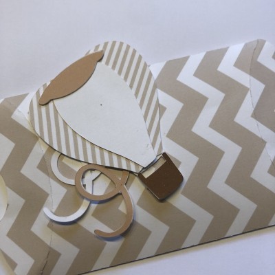 Envelope bege e branco com decoração de balão de ar quente em papel