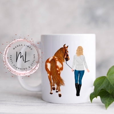 Caneca branca com ilustração de mulher a levar cavalo pela rédea