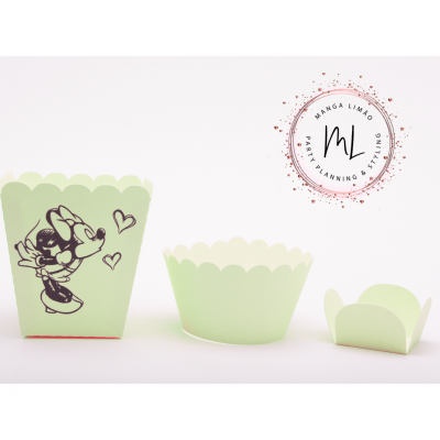 Três recipientes de festa em papel verde claro com bordas onduladas, um com ilustração preta de personagem de desenho animado.